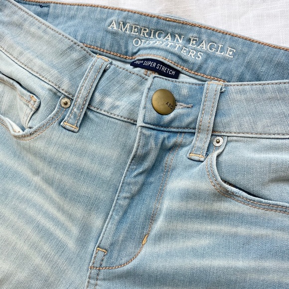 American Eagle Light Wash Ripped Skinny Jeans - Picture 4 of 5